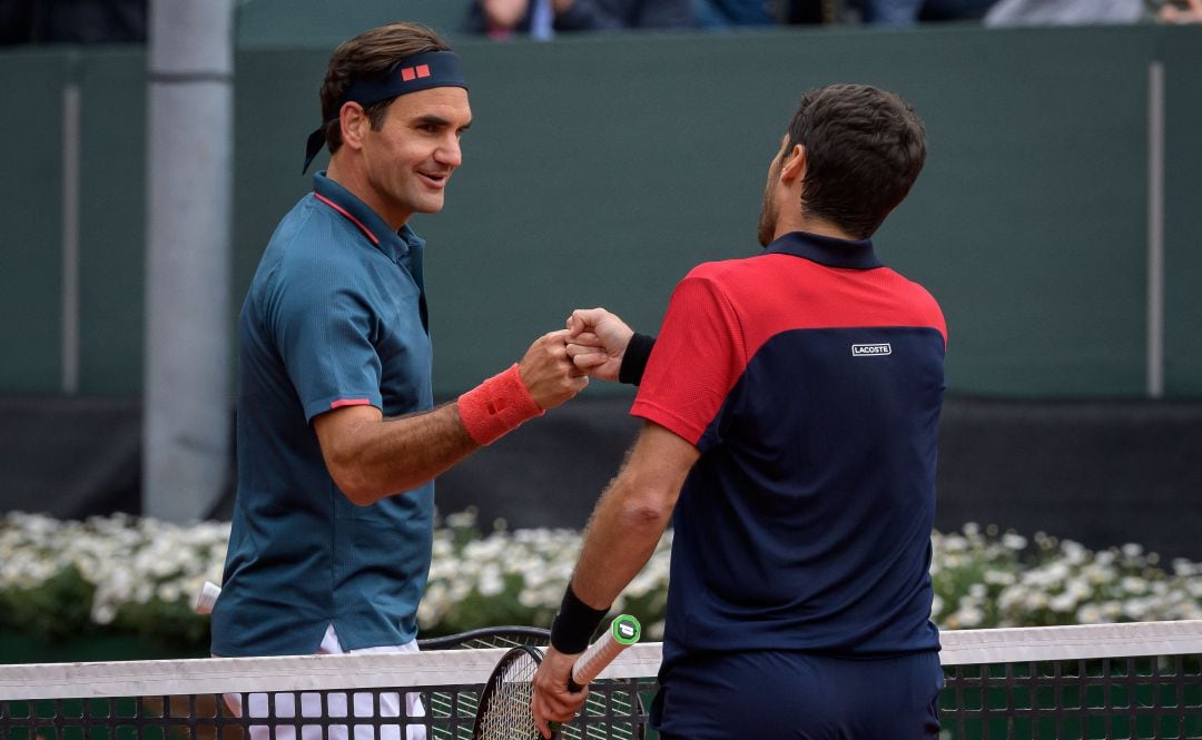 El saludo entre Federer y Pablo Andújar al término del partido.