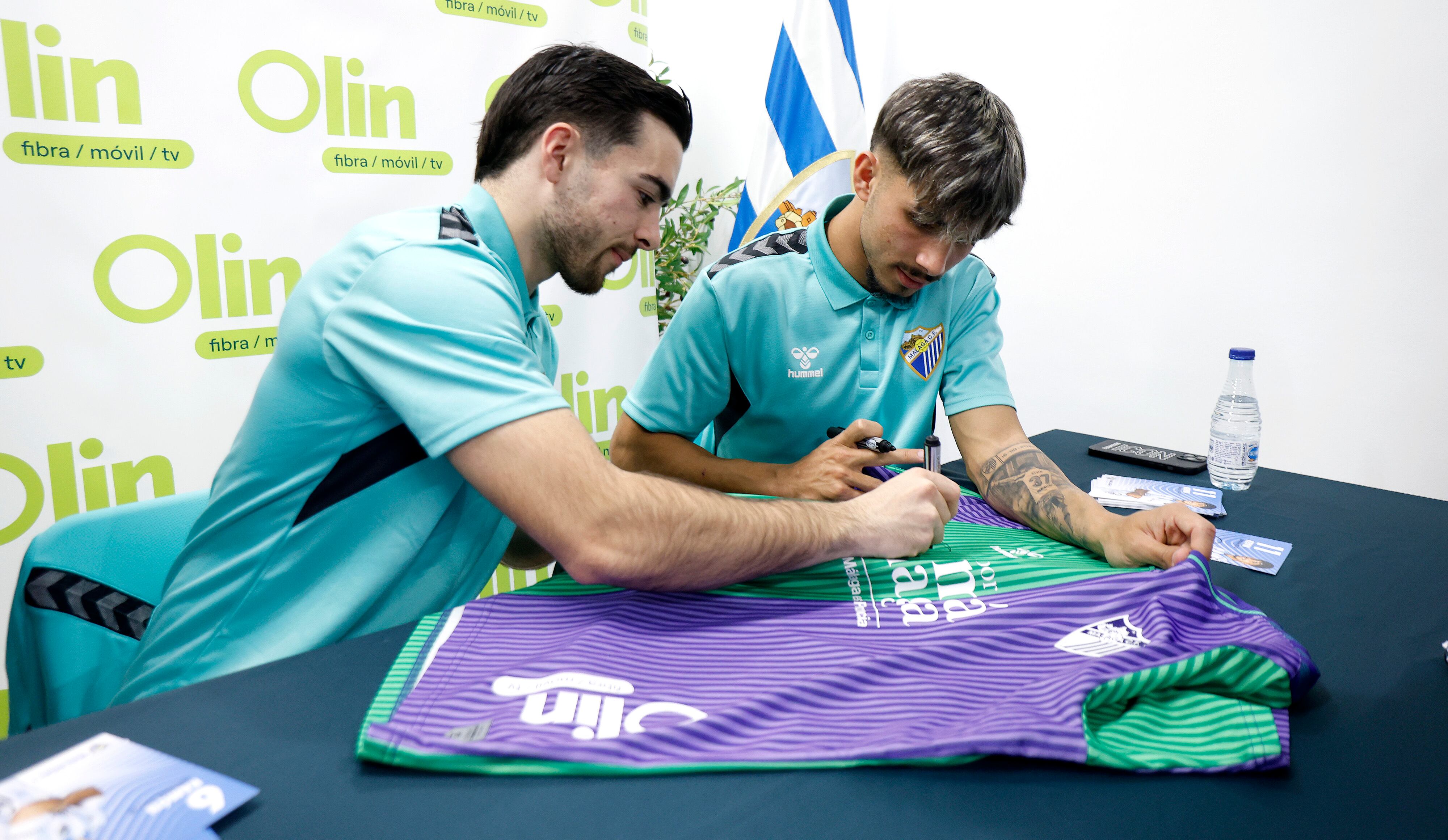 Ramón Enríquez y Kevin Medina, firmando camisetas y autógrafos en la tienda Olin