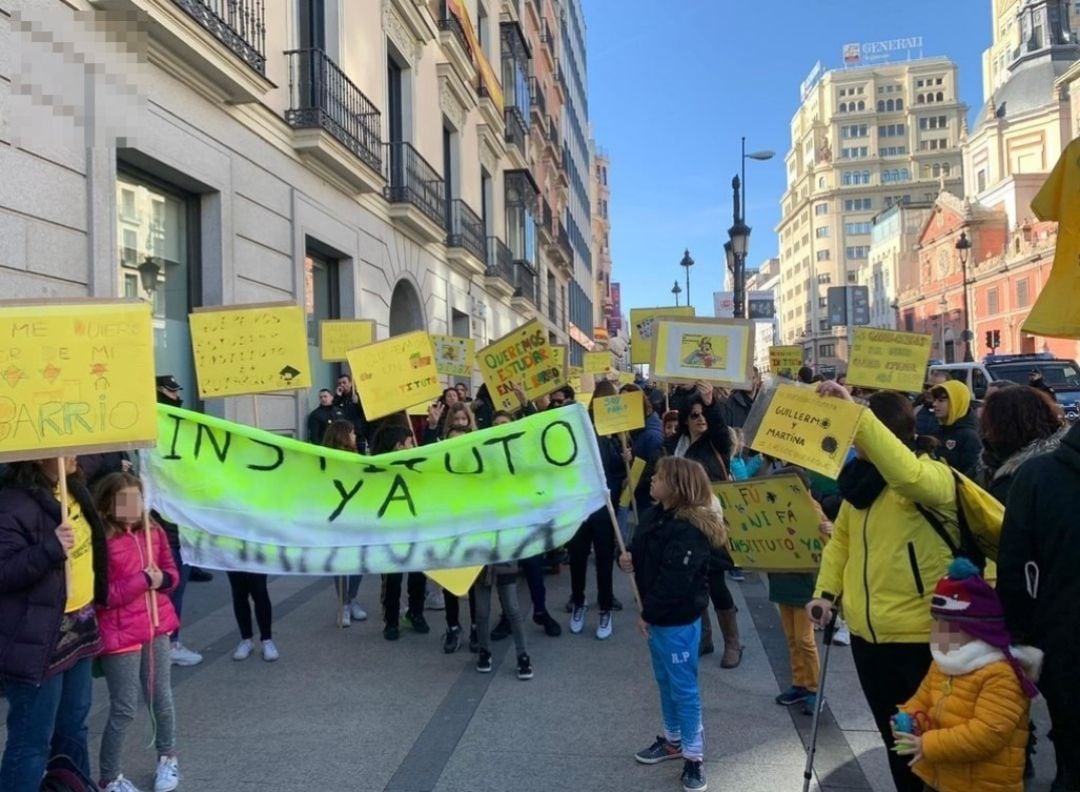 Los vecinos de Butarque frente a la Consejería de Educación