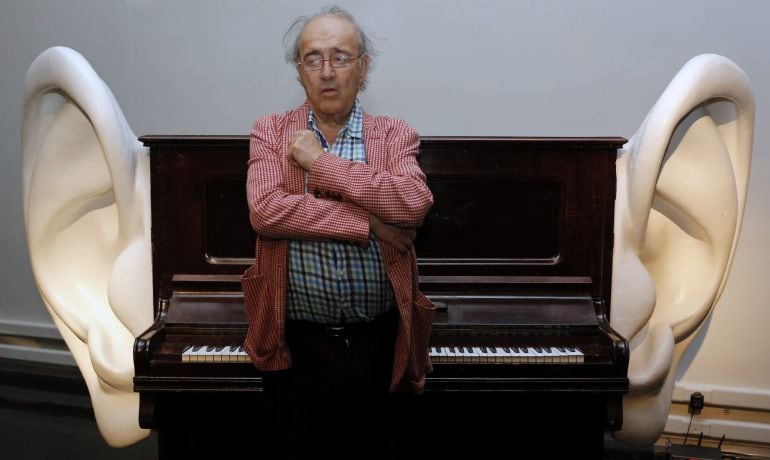 La Universitat de València presenta la exposición &quot;Univers Santos. El fervor de la perseverança&quot;, que incluye creaciones del artista Carles Santos como el &quot;piano perverso&quot;, con grandes zapatos de tacón, el &quot;piano turbo&quot;, con una hélice clavada, o el piano salpicado de pintura y alquitrán