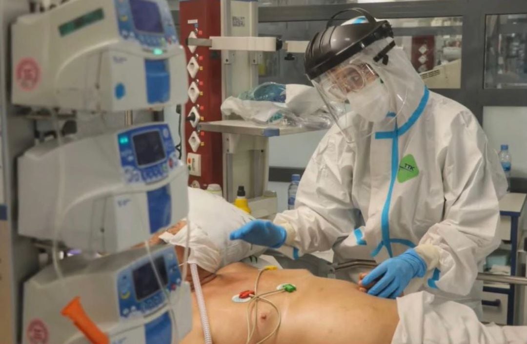 Rafael González, durante las labores de atención a un paciente en la Unidad de Cuidados Intensivos del Hospital Reina Sofía