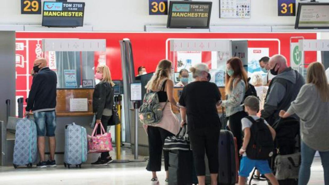 Pasajeros con destino a Mánchester en la terminal 1 de salidas el aeropuerto César Manrique de Lanzarote