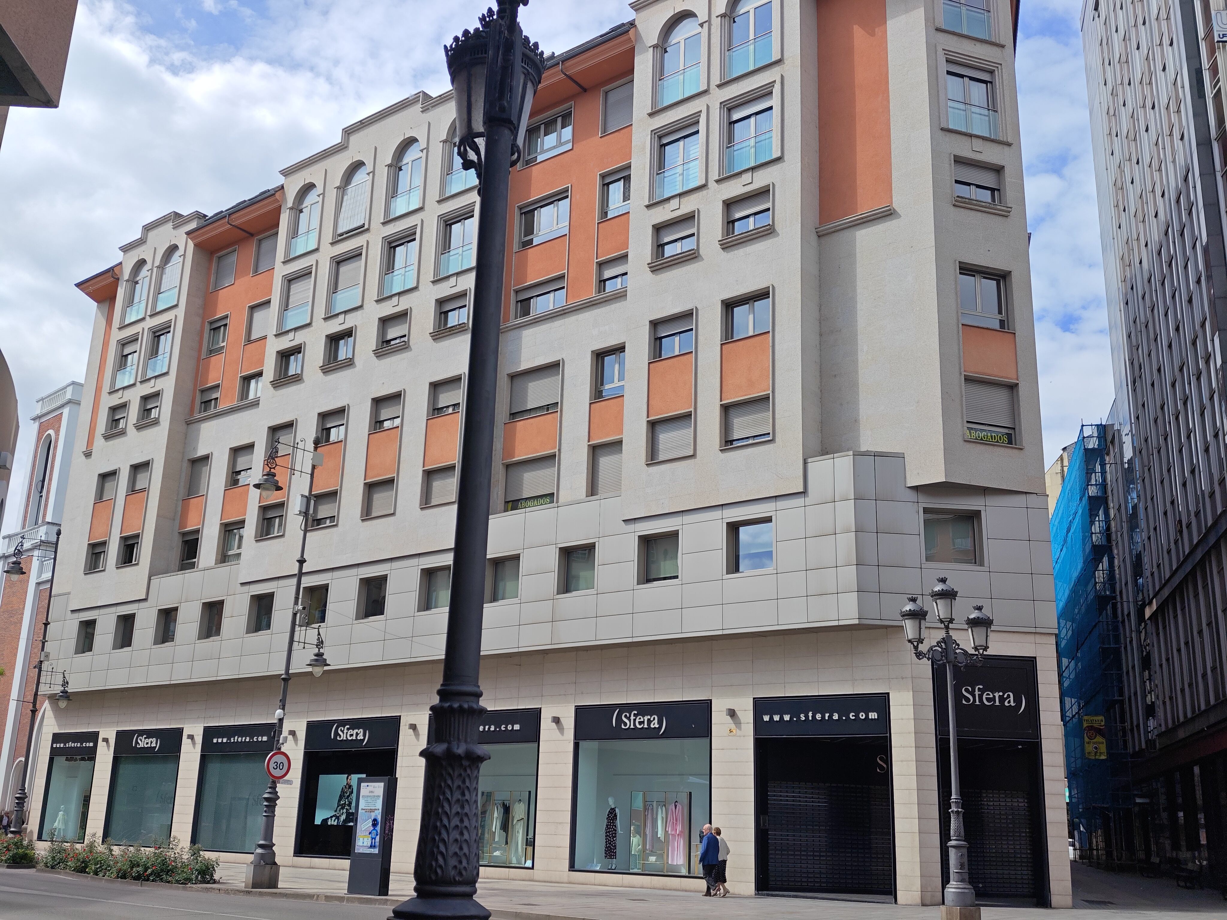 Edificio de la Plaza de Lazúrtegui que alberga la sede en Ponferrada