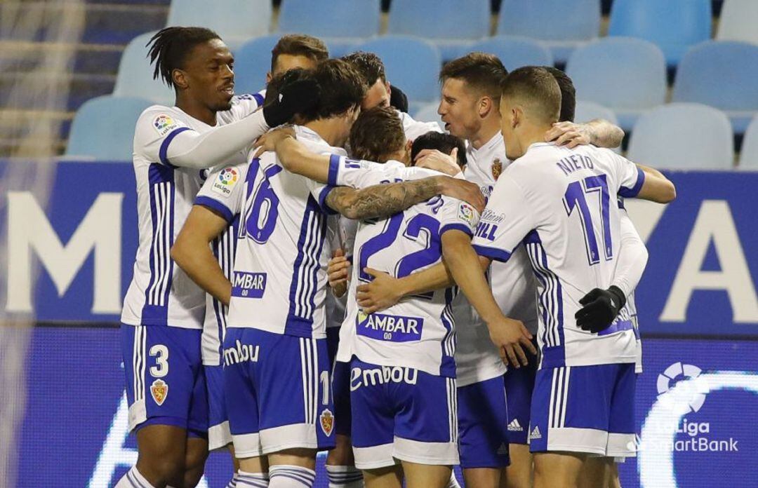 Los jugadores del Real Zaragoza celebran el gol de Peybernes