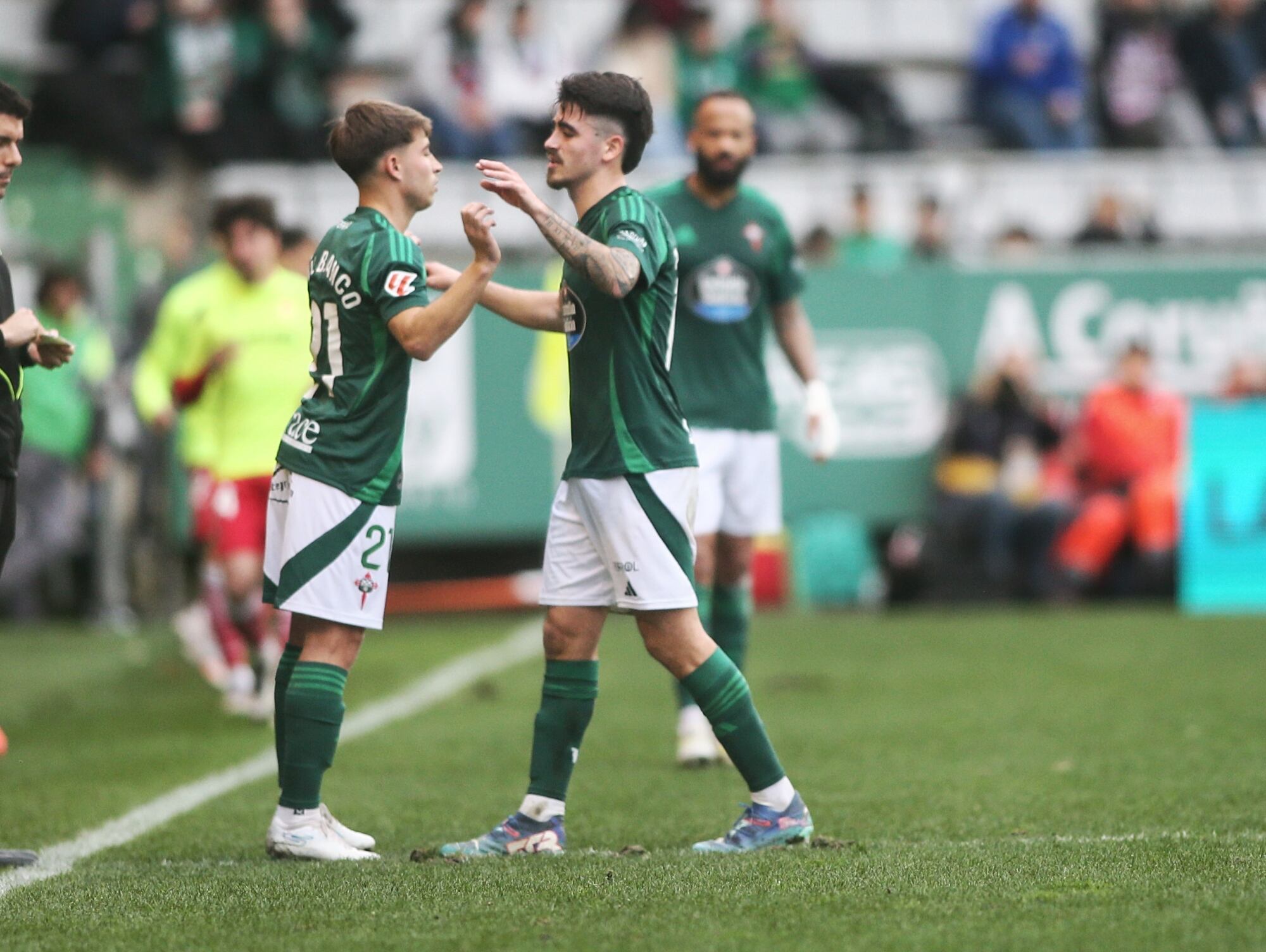 Aitor Gelardo y Raúl Blanco, en el instante del debut del moañés durante el Racing-Cartagena (foto: Mero Barral para Cadena SER)