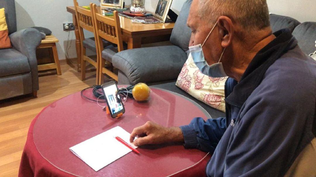 Alfonso, vecino de Pedro Muñoz, haciendo una videllamada con el servicio de teleasistencia del Ayuntamiento 