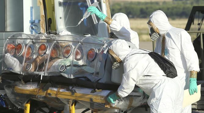 El sacerdote infectado, a su llegada al Hospital Carlos III