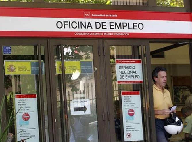 Un hombre saliendo de una oficina de Empleo