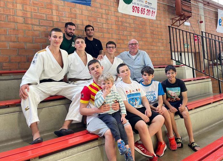 Equipo cadete del Club Judo Binéfar con Antonio Clager