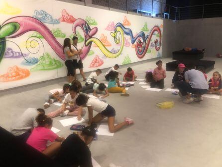 Los escolares durante el taller