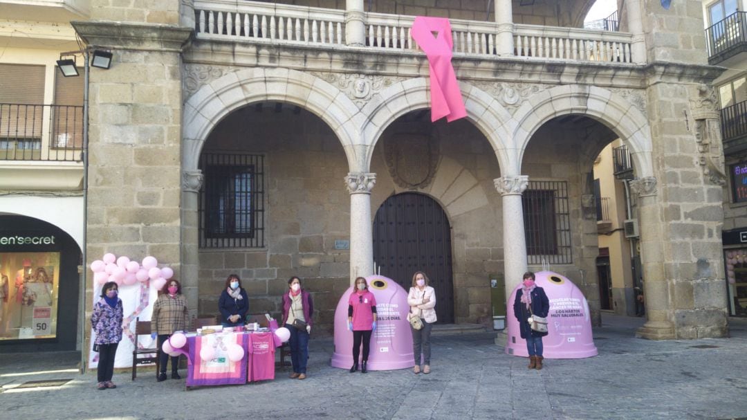 Voluntarias de Aoex Plasencia esta mañana en la Plaza Mayor