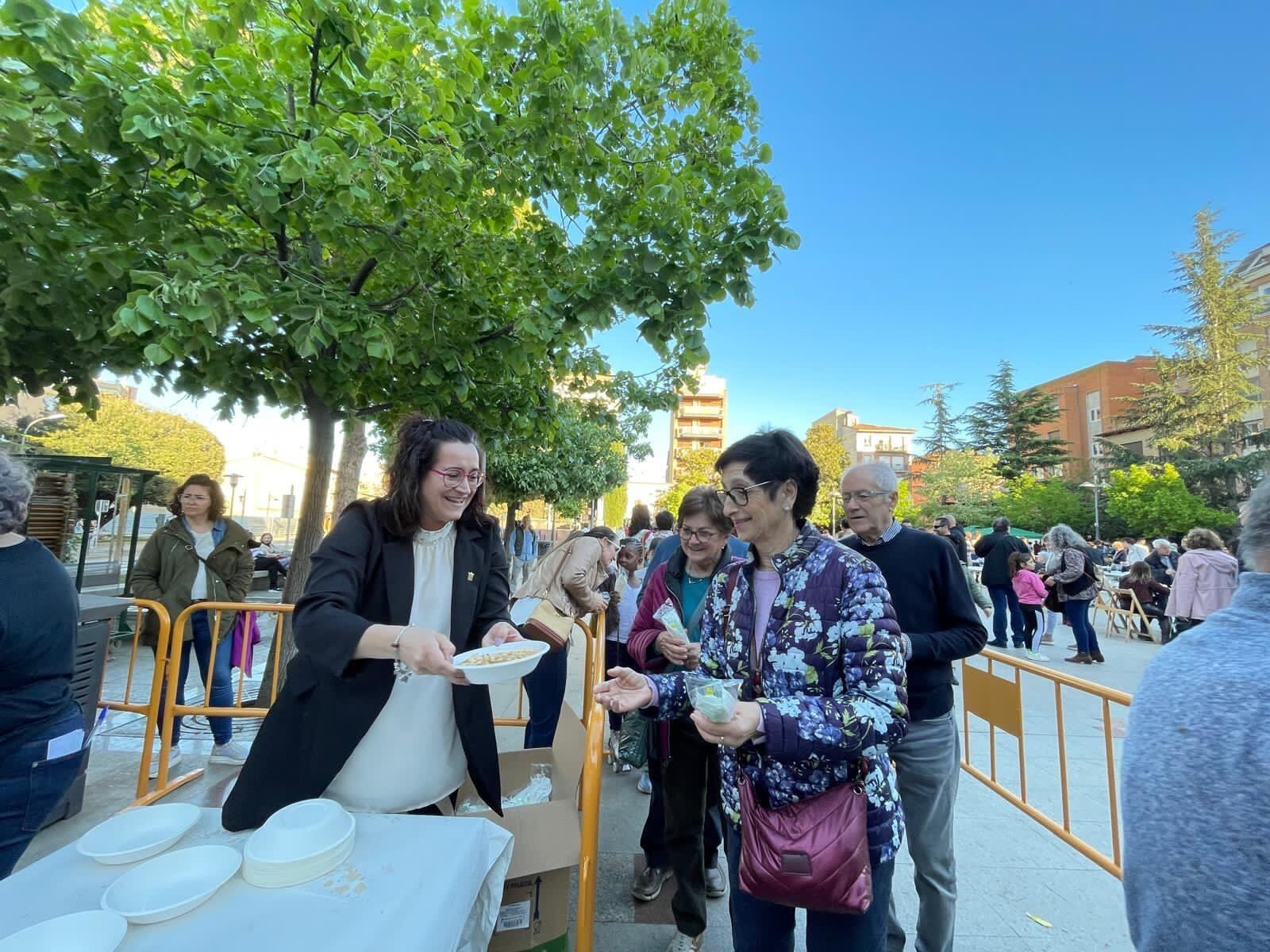 La alcaldesa Patricia Rivera ha repartido el tradicional Recao. Foto: Ayto. de Binéfar