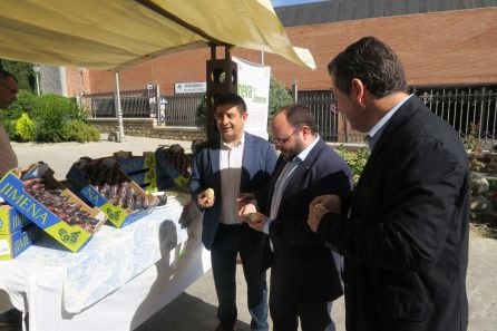 Presidente, alcalde y diputado tuvieron la oportunidad algunas de las brevas presentadas por la Cooperativa San Isidro