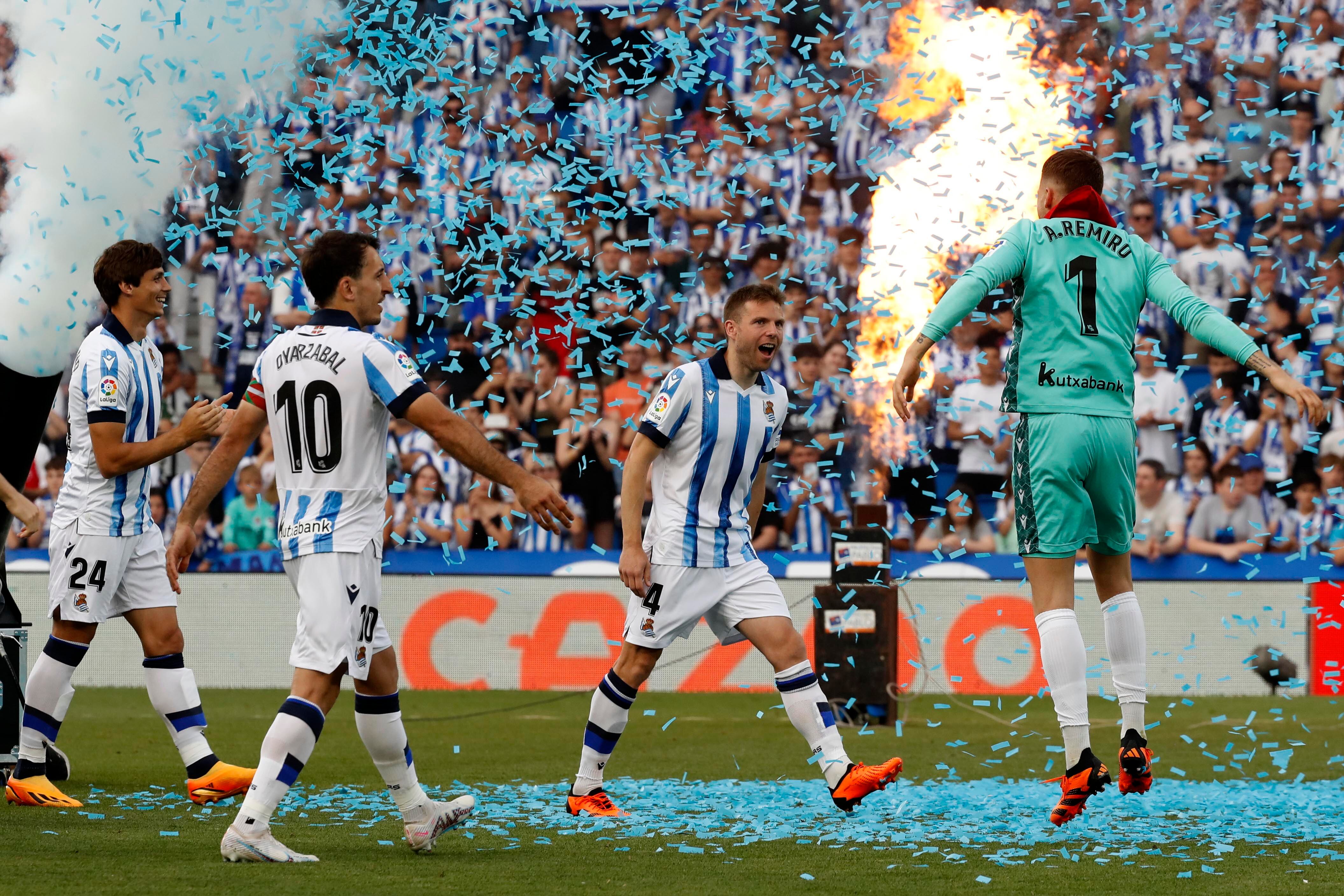 SAN SEBASTIÁN, 04/06/2023.- Los jugadores de la Real Sociedad durante las celebraciones del equipo donostiarra a la finalización del encuentro correspondiente a la última jornada de primera división que han disputado hoy domingo frente al Sevilla en el Reale Arena, en San Sebastián. EFE / Juan Herrero.
