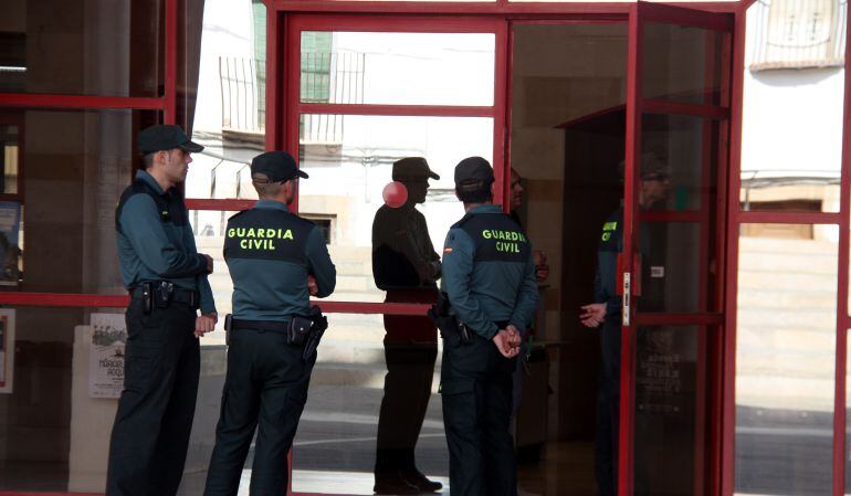 Agents de la Guàrdia Civil en el moment de l&#039;escorcoll.