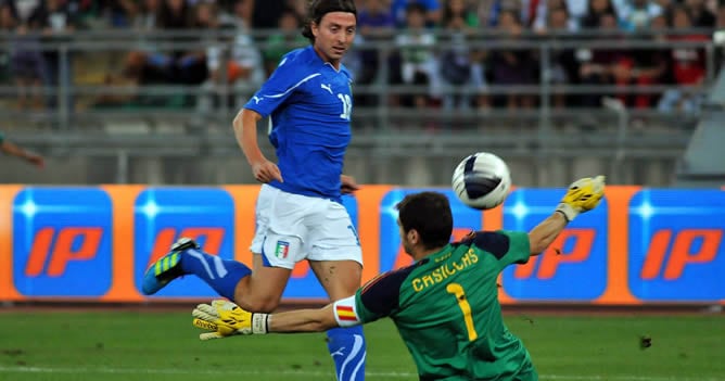 El italiano Riccardo Montolivo (i) anota ante el arquero Iker Casillas (d) de España hoy, miércoles 10 de agosto de 2011, durante el juego amistoso en el estadio San Nicola