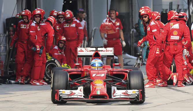 El español, durante una de sus paradas en el &#039;box&#039; de Ferrari en el GP de Malasia.