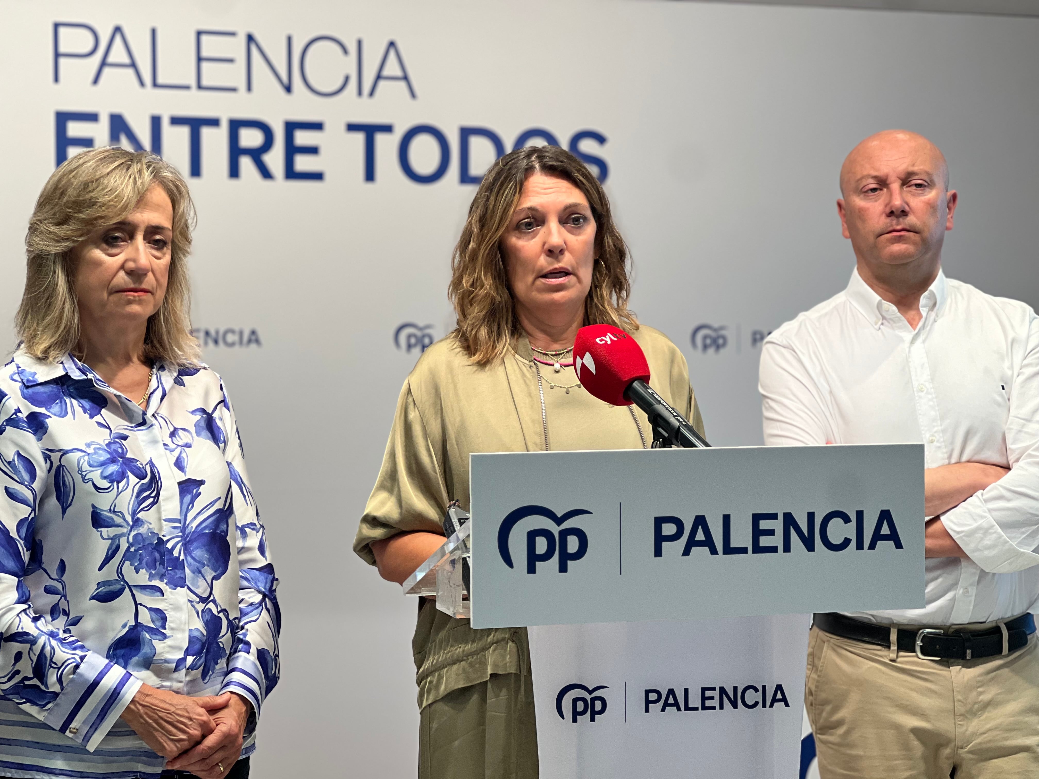 Mª José de la Fuente, Milagros Marcos y Luis Calderón en la sede del PP de Palencia