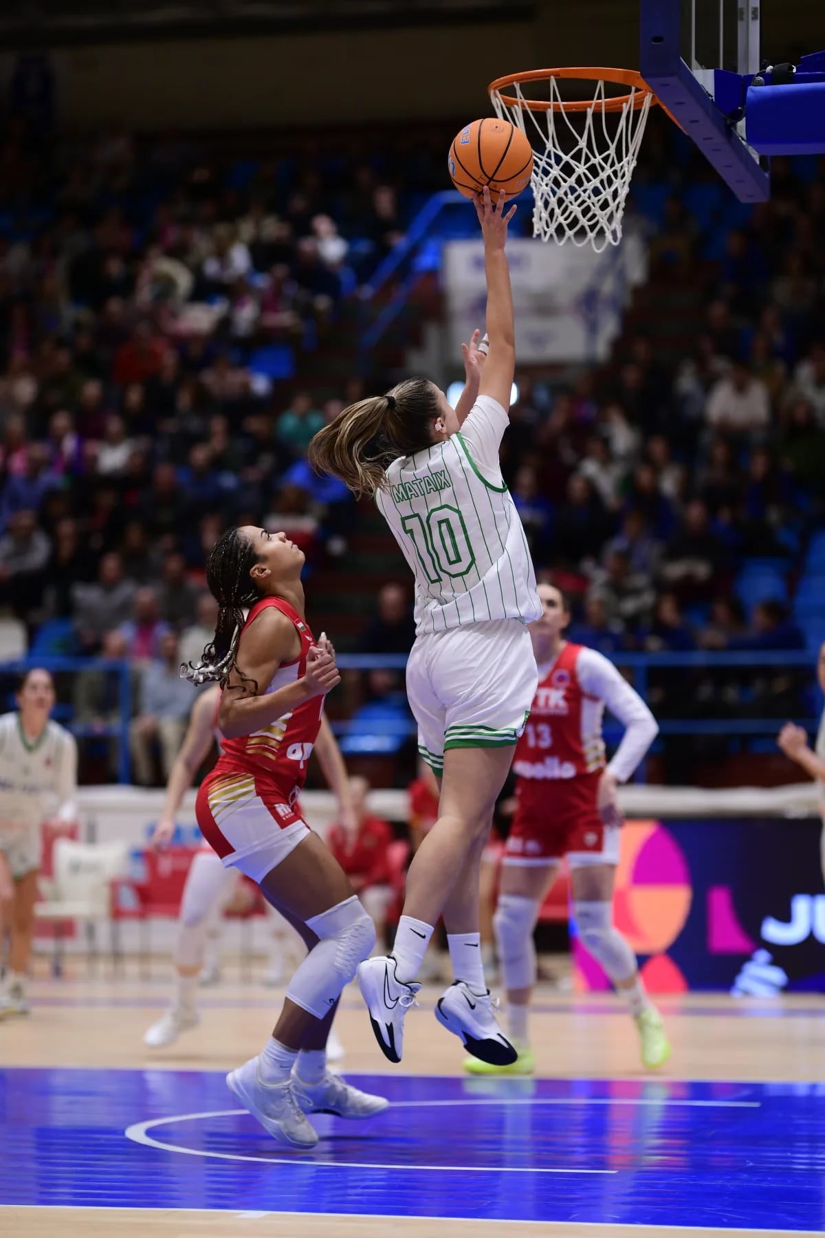 Àngela Mataix, en una acción del partido de este jueves en A Malata (foto: FIBA)