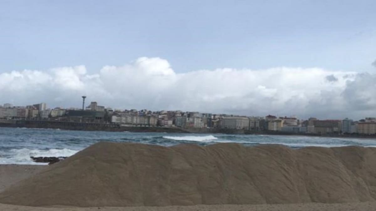 La duna de Riazor vuelve a levantarse para frenar el oleaje en A Coruña