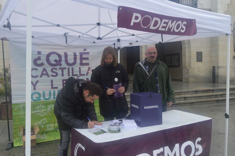 Pablo Fernández en la carpa de Podemos para recoger las inquietudes de los habitantes del Espinar 