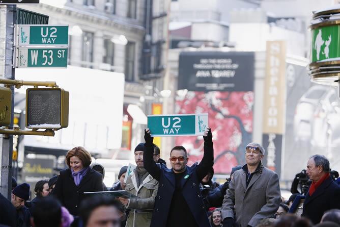 Bloomberg, que señaló que estos músicos dublineses son &quot;neoyorquinos honorarios&quot;, rebautizó así una manzana de la calle 53, como &#039;Pasaje U2&#039;