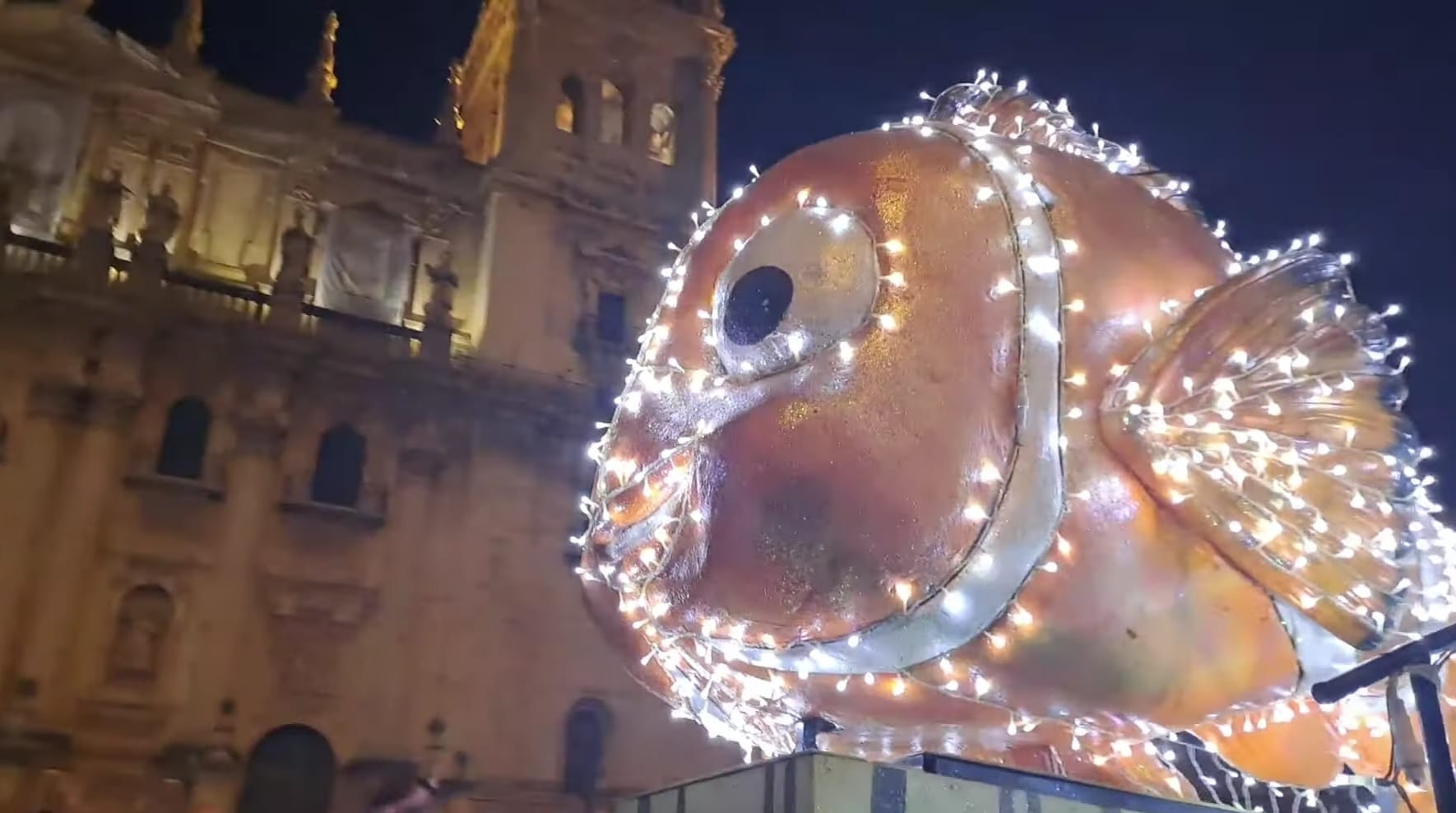 Una de las carrozas de la Cabalgata de Reyes Magos en Jaén, a su paso por la Catedral