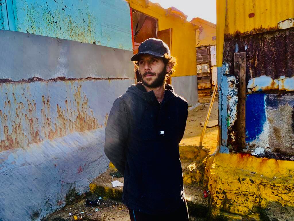 Israel Gómez posa ante una de las casetas