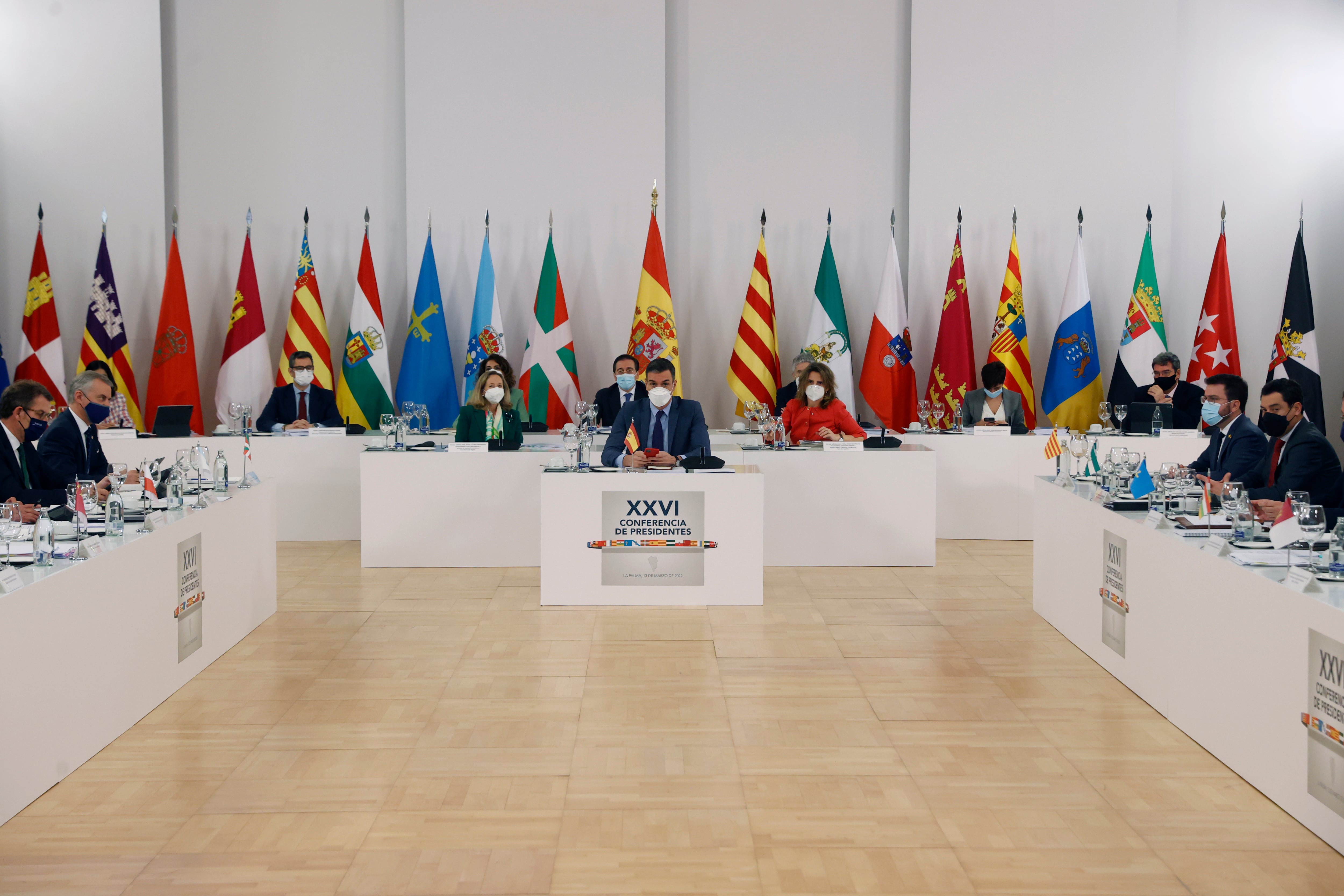 LOS LLANOS DE ARIDANE (LA PALMA), 13/03/2022.- El presidente del Gobierno, Pedro Sánchez, durante su intervención en la reunión de la XXVI Conferencia de Presidentes se celebra este domingo en el Museo Arqueológico Benahoarita, en la localidad de Los Llanos de Aridane (La Palma), para discutir el plan de respuesta al impacto que ocasiona la guerra de Ucrania y la acogida a los refugiados, la situación de la pandemia de la covid-19 y la cooperación en materia de emergencias de protección civil. EFE/Juan Carlos Hidalgo
