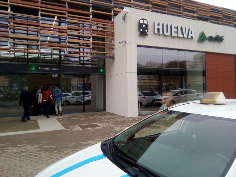 Entrada estación de trenes de Huelva.