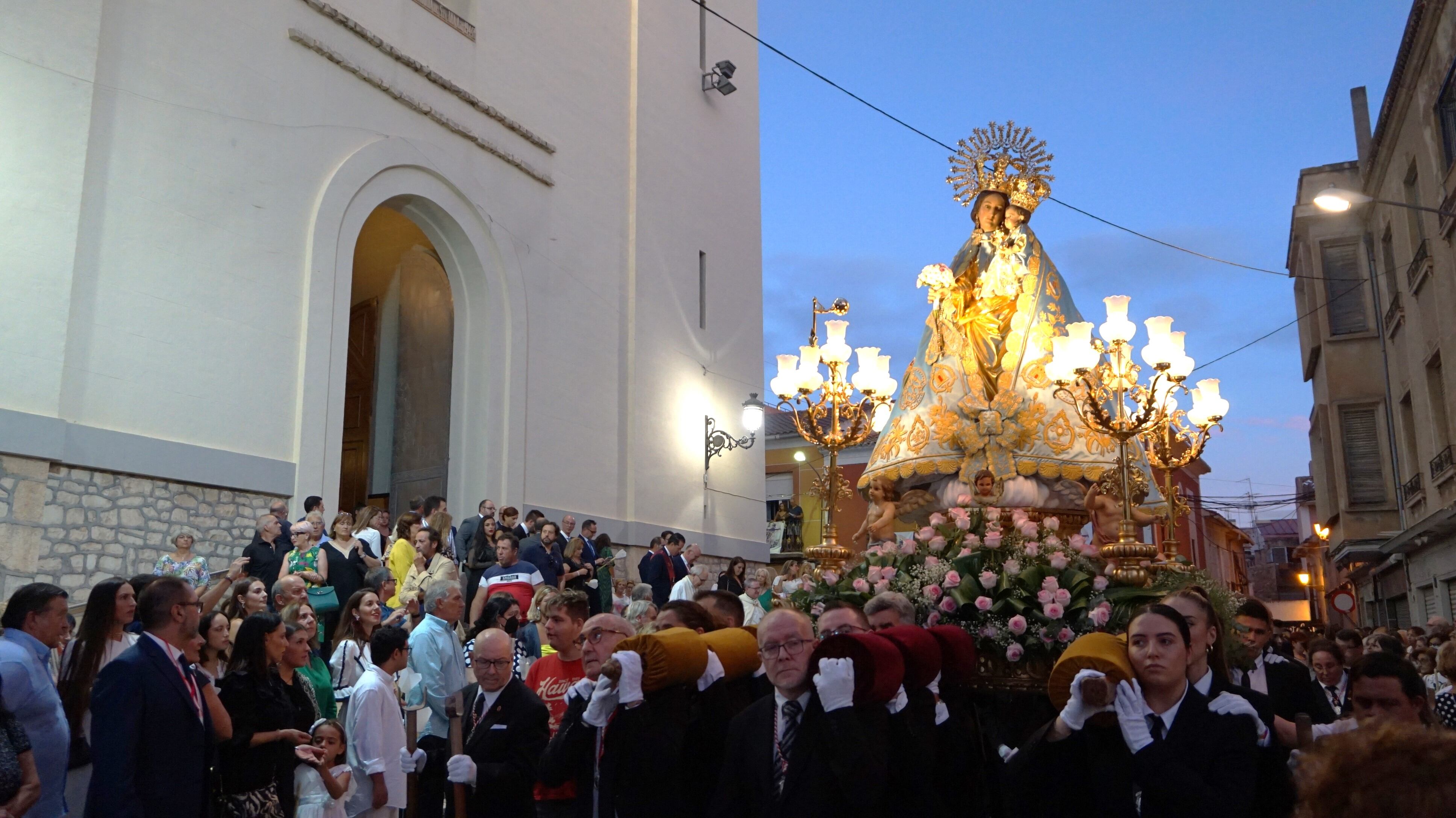 La Virgen de la Salud sale de la iglesia de Santa Ana