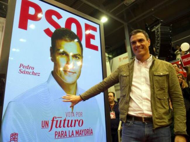 Pla mitjà del candidat del PSOE, Pedro Sánchez, posant amb el seu cartell electoral després del míting d'inici de campanya a Getafe. 4/12/2015. Horitzontal.