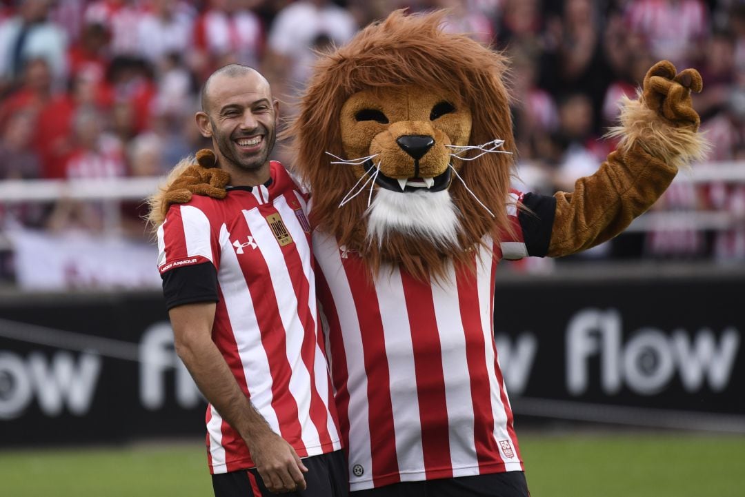 Mascherano con la mascota de su nuevo club