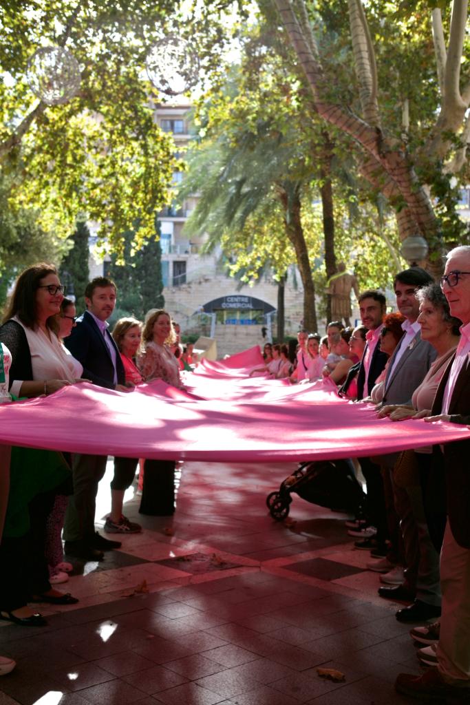 Cadena Humana Solidaria contra el Cáncer de Mama en el acto conmemorativo por el Día Mundial Contra el Cáncer de Mamá en Baleares