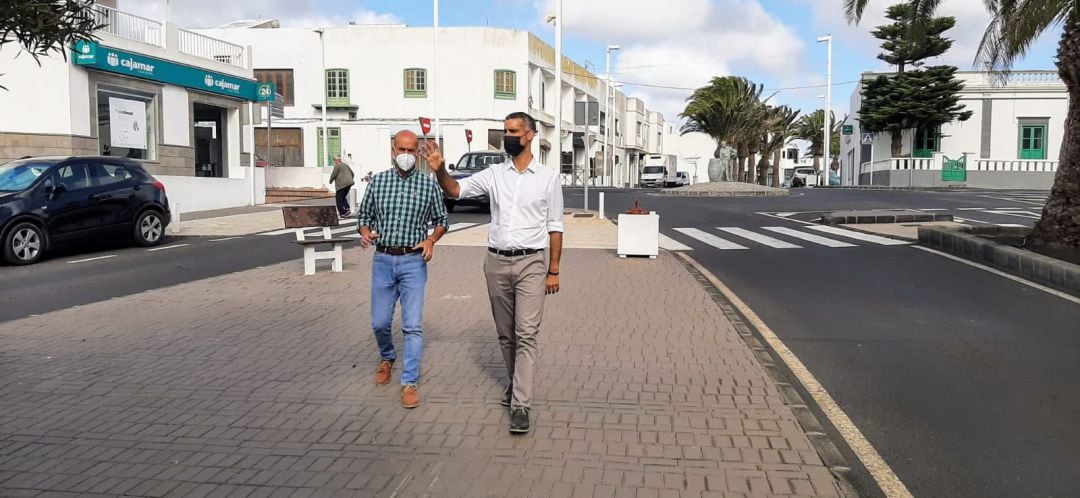 El alcalde de San Bartolomé, Alexis Tejera, junto al concejal de Vías y Obras, Raúl de León, en la Avenida Las Palmeras.