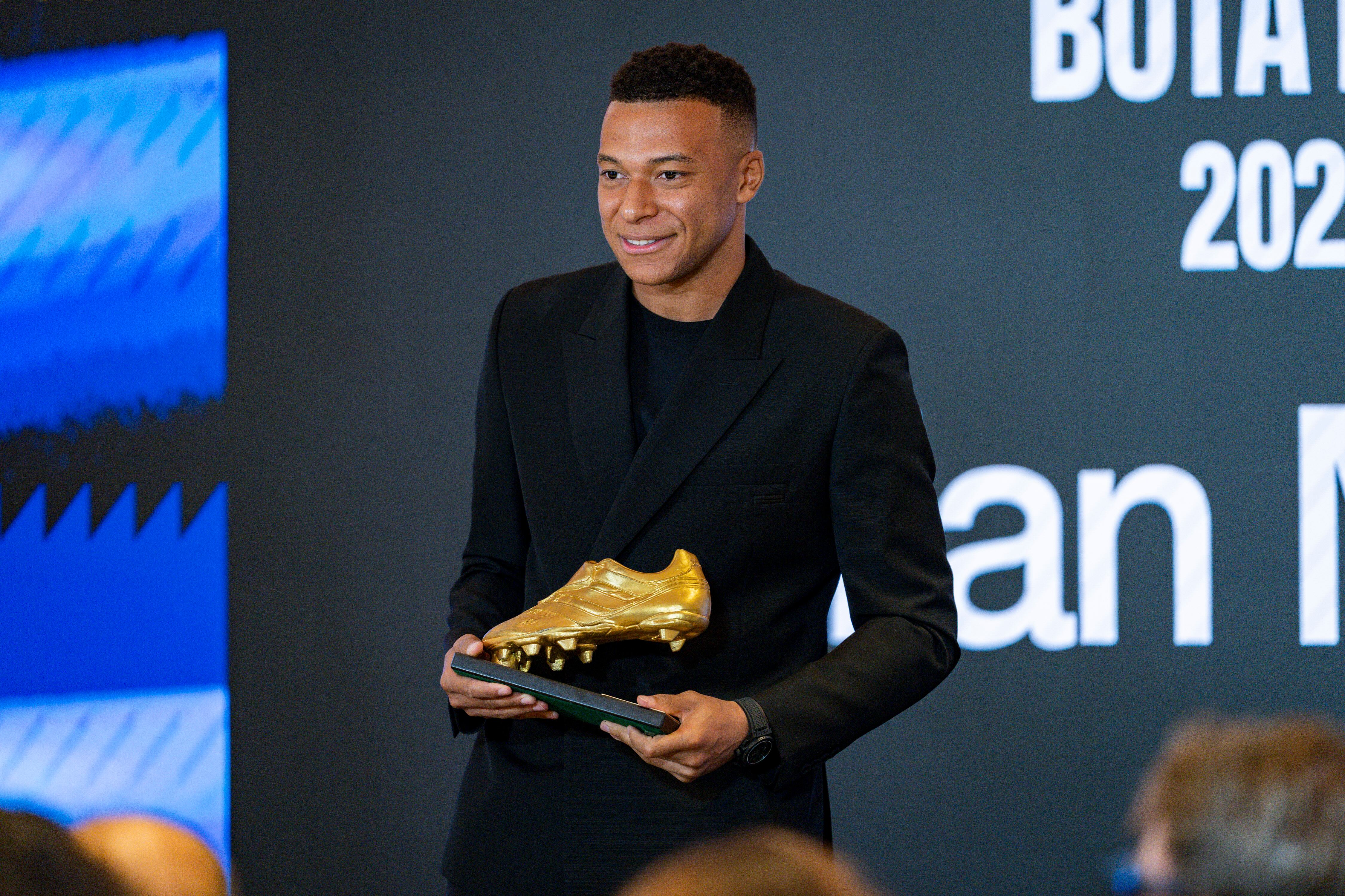Mbappé posando con la Bota de Oro