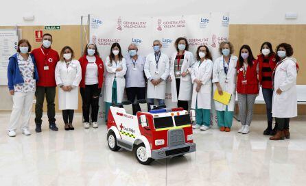 Miniambulancia donada por Cruz Roja al Área de Enfermedades del Niño del Hospital La Fe de València