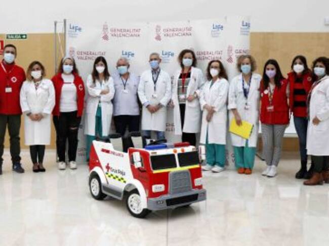 Miniambulancia donada por Cruz Roja al Área de Enfermedades del Niño del Hospital La Fe de València