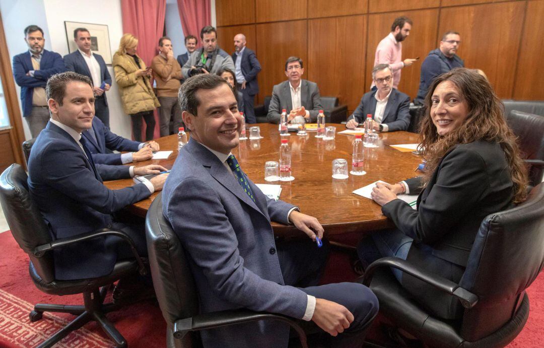 El presidente del PP-A, Moreno Bonilla (en primer plano), y el líder de Cs Andalucía, Juan Marín, durante la segunda reunión que mantuvieron ambas formaciones hace unos días en Sevilla