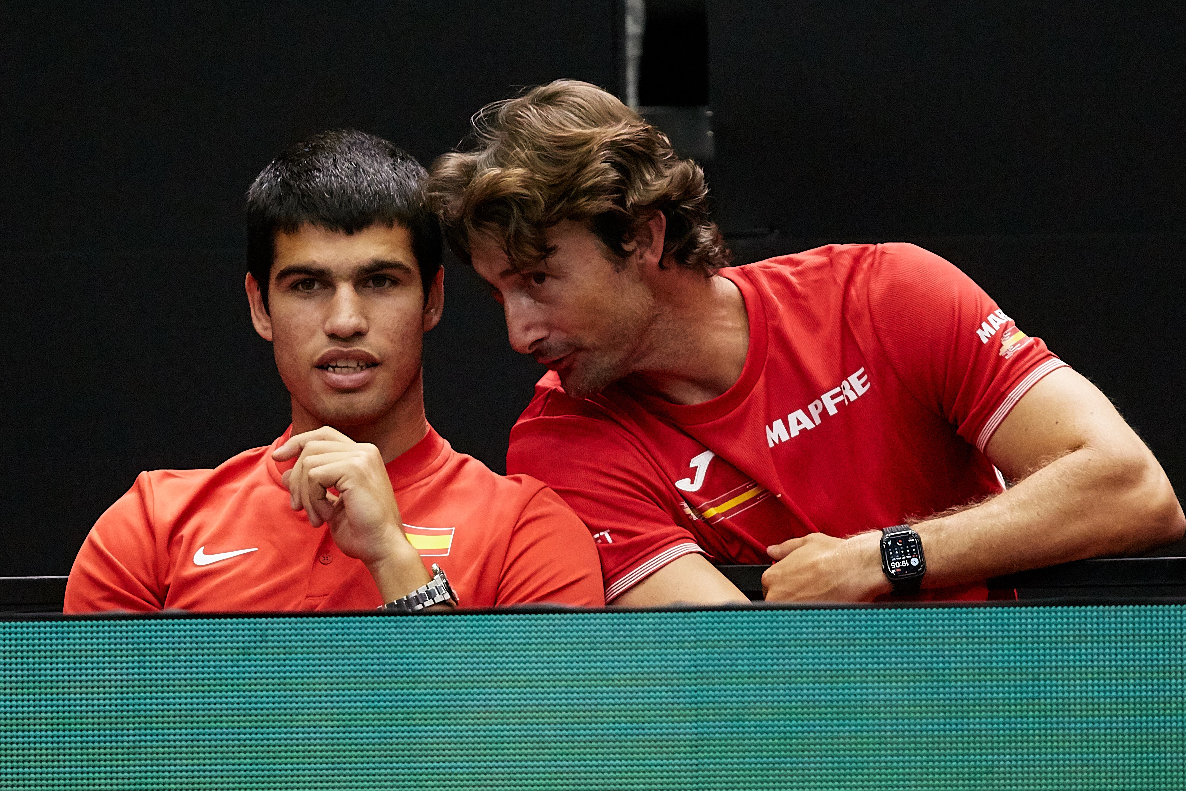 Carlos Alcaraz junto a Juan Carlos Ferrero en la Copa Davis