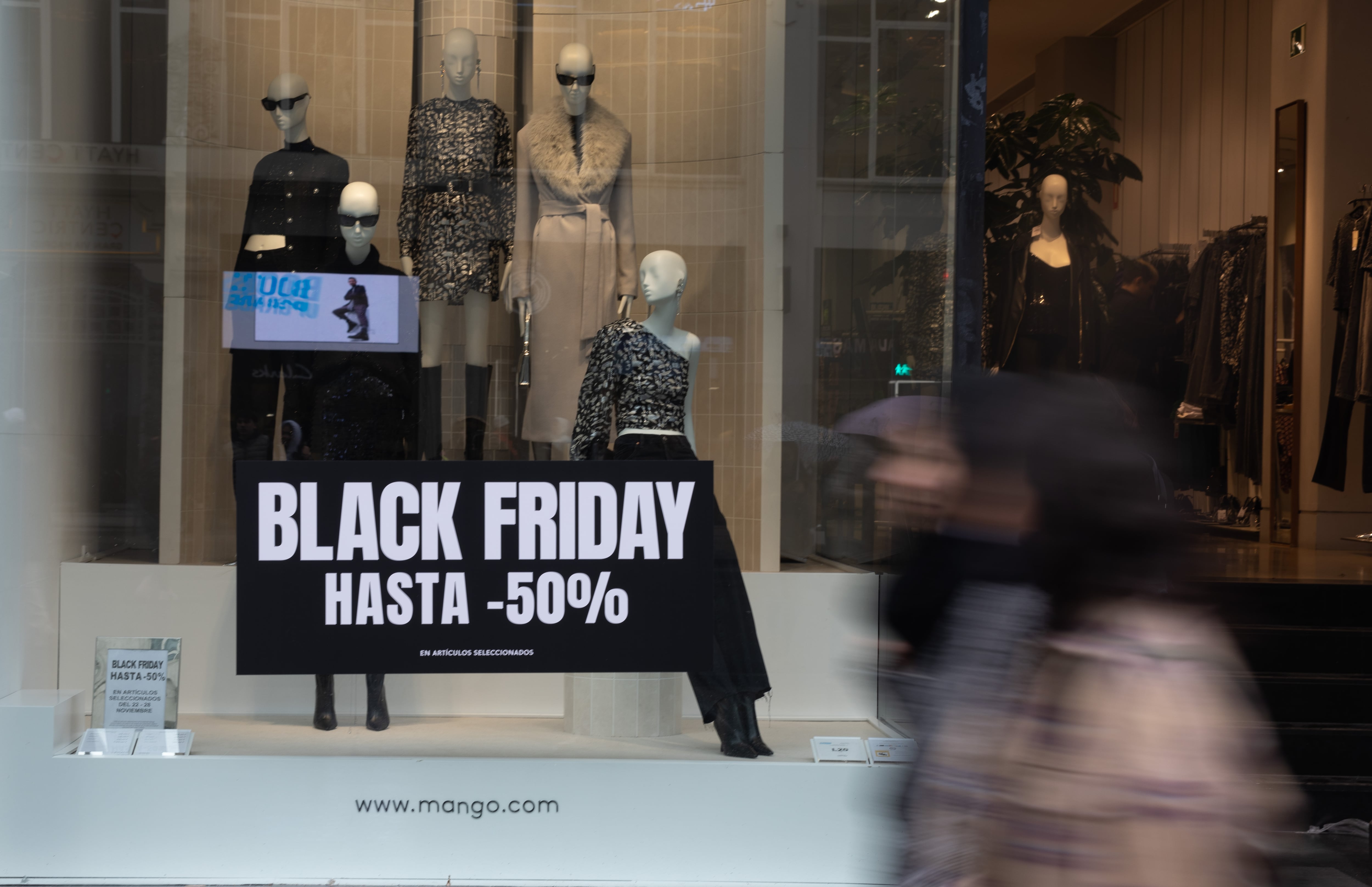 Un escaparate promociona el Black Friday.