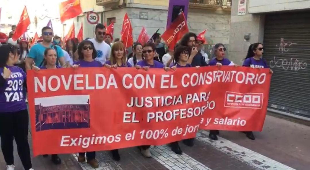 Manifestación en Novelda de profesores, padres y alumnos del Conservatorio