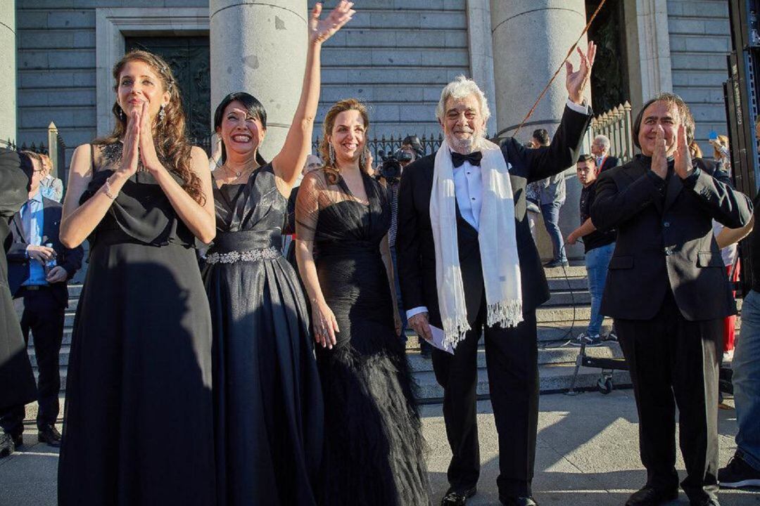 Belén Elvira (segunda por la izquierda) junto a Plácido Domingo.