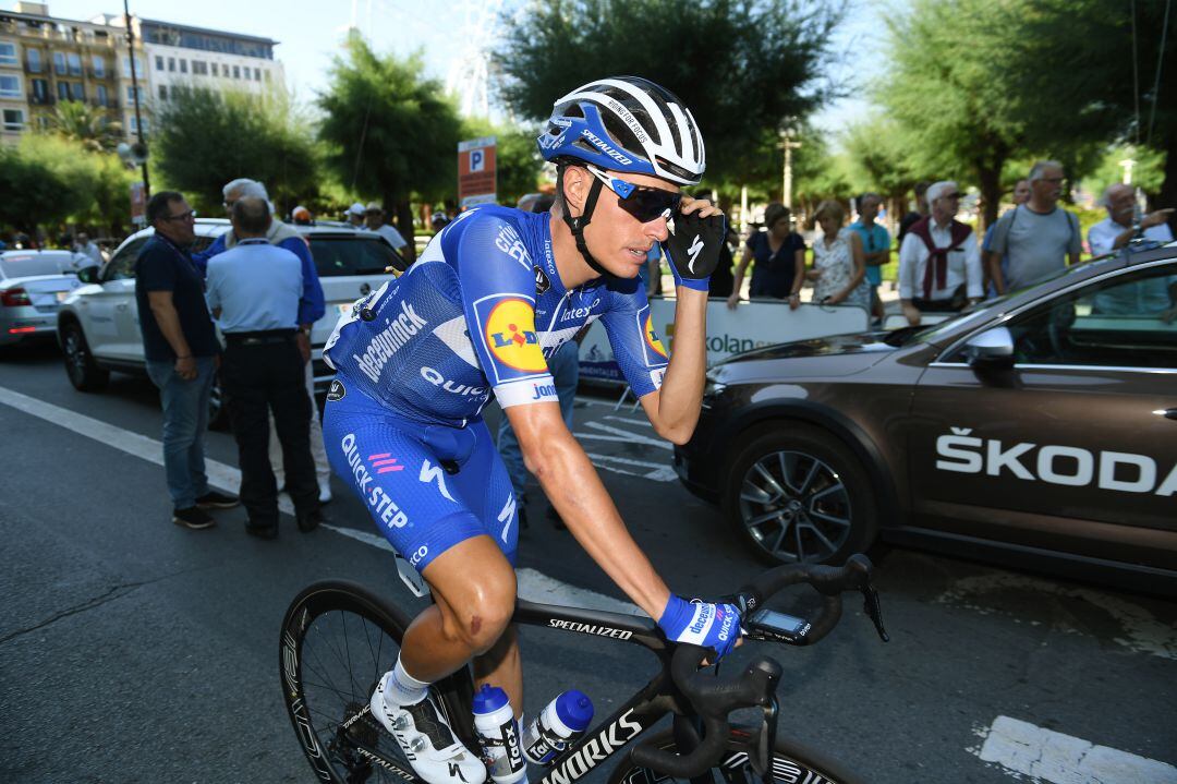 Enric Mas antes de tomar la salida en la Clásica de San Sebastián.