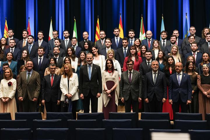 Foto de familia con los nuevos jueves y autoridades