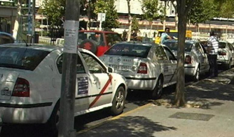 Los taxistas de Fuenlabrada tiene parada frente a la Estación de Renfe Central.