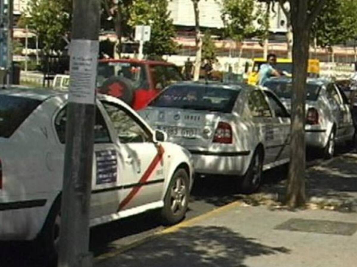 El PP pide instalar una marquesina en la parada de taxis de Renfe Central