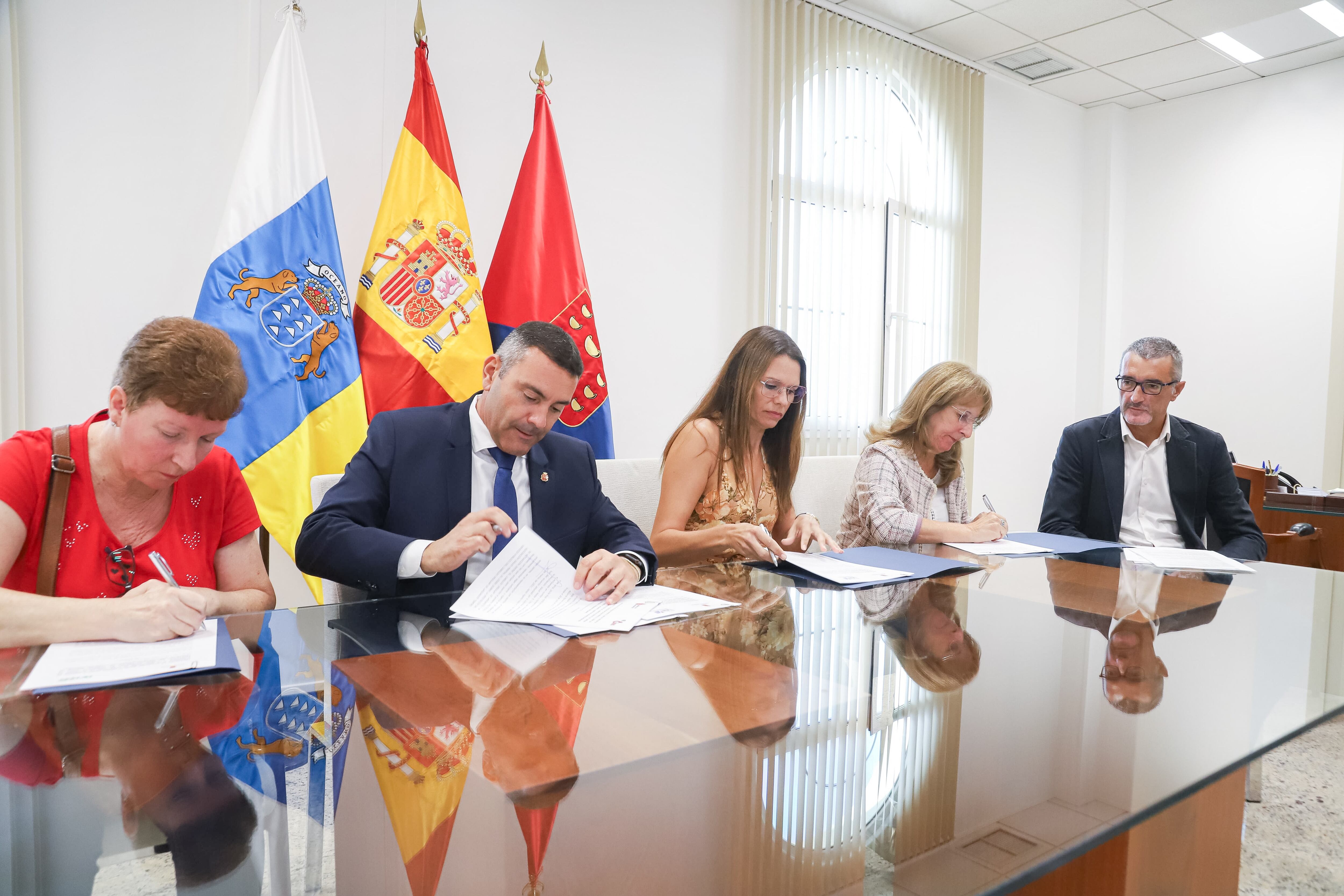 Firma de los convenios en el Cabildo de Lanzarote.