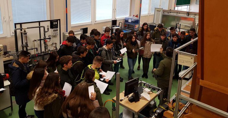 Alumnos de institutos visitan la Universidad.