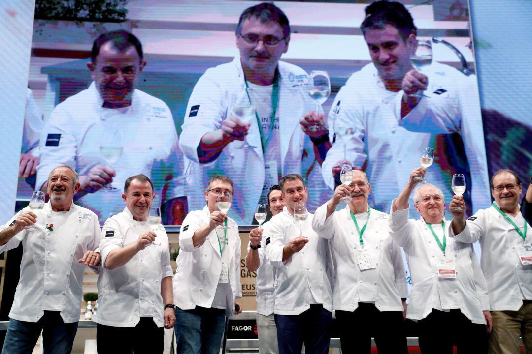 Juan Mari Arzak (2d), acompañado por Karlos Arguiñano (i), Martin Berasategi, Andoni Luis Aduriz, Eneko Atxa, Josean Allia, Pedro Subijana e Hilario Arbelaitz (d), durante un homenaje celebrado en San Sebastián Gastronomika.